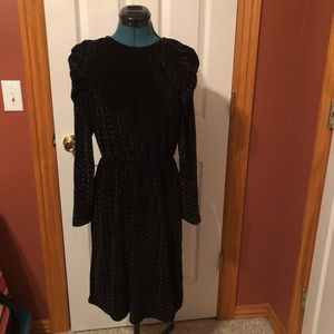 Black patterned velvet puff sleeve dress small